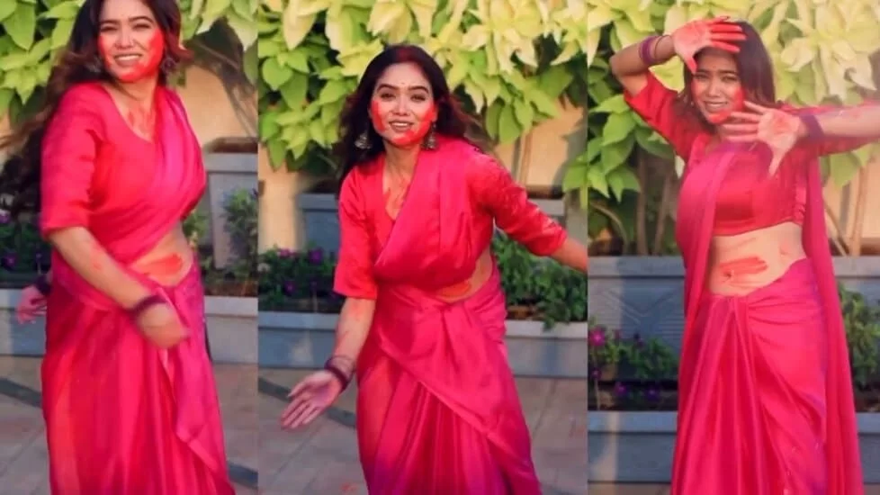 Manisha Rani Applies Holi Color on her face and looks Stunning